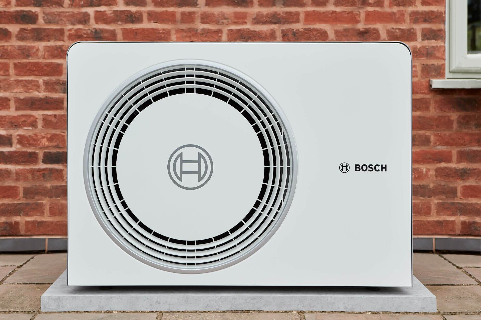Worcester-Bosch-5800-air-source-heat-pump-1