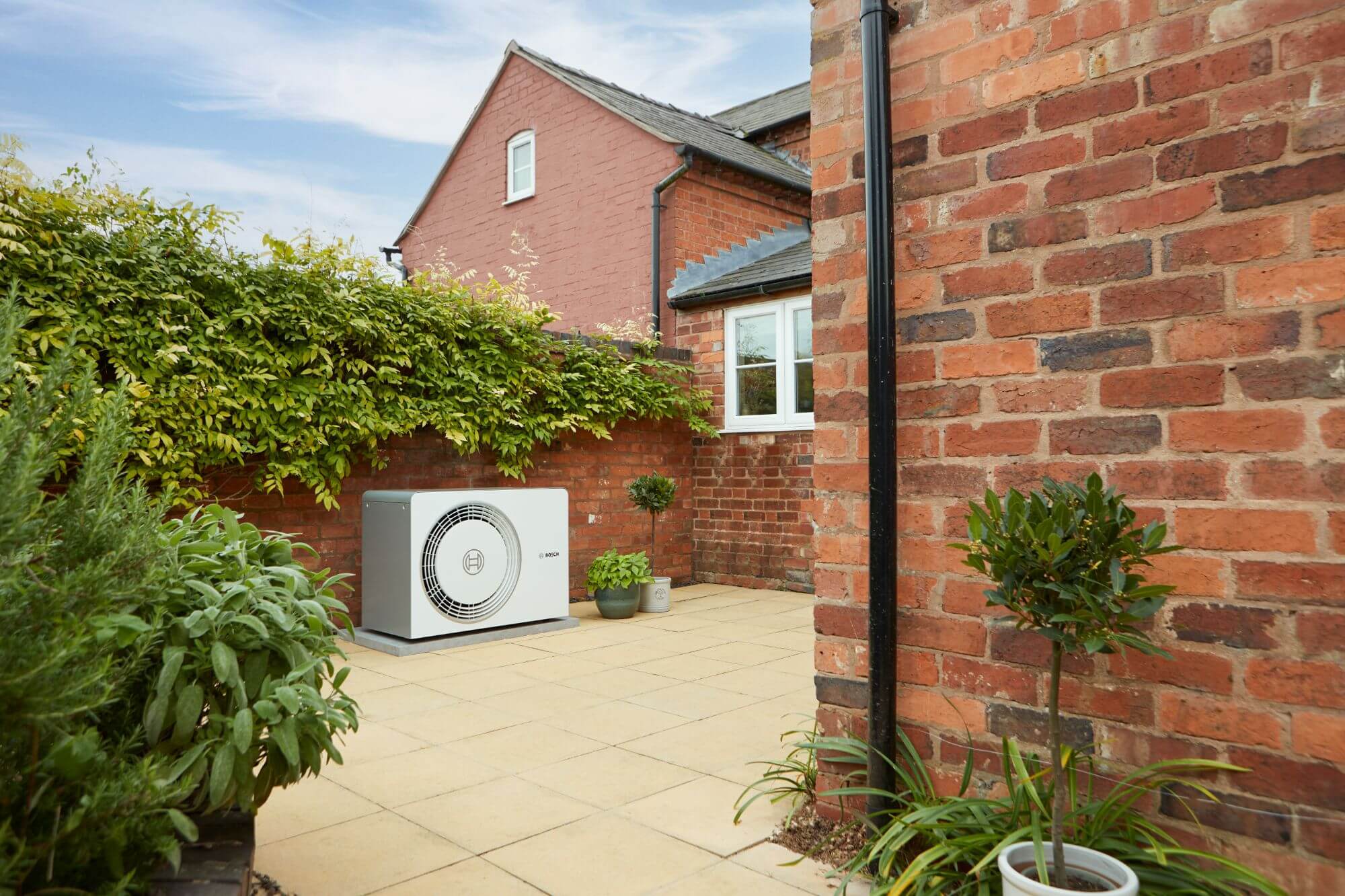 Worcester-Bosch-5800-air-source-heat-pump-2